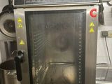 un four dans lequel se trouve un poulet, dans une cuisine