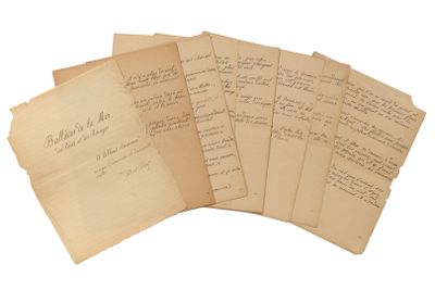 plusieurs vieilles lettres sont empilées sur une surface blanche