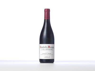 la bouteille de vin rouge est posée sur la table