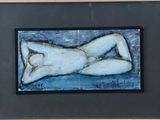 tableau représentant une femme nue allongée sur le ventre, dans un cadre noir