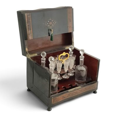 une boîte en bois contenant plusieurs verres
