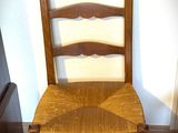 une chaise en bois avec une assise jaune dans une pièce