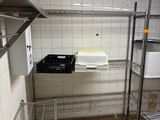 une étagère en métal au milieu d'une cuisine