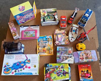 beaucoup de jouets sur la table