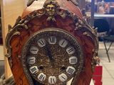 une horloge posée sur une table dans une pièce