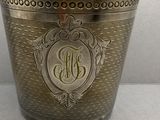 un vase en argent orné d'un monogramme