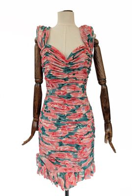 La robe du mannequin est confectionnée dans un tissu rose et bleu