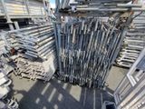 de nombreux tuyaux métalliques empilés les uns sur les autres