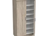 un gros plan d'une armoire en bois avec des étagères et des portes