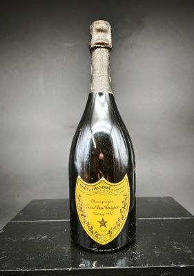une vieille bouteille de champagne posée sur une table noire