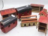 beaucoup de petits jouets en bois posés sur une table