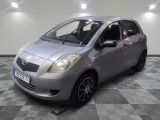 une photo d'une toyota yaris argentée garée dans un garage