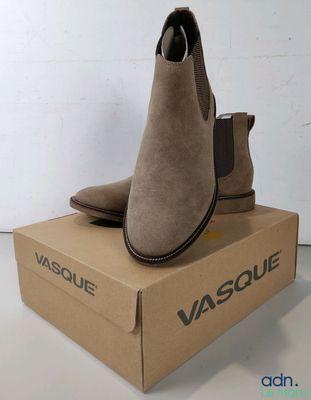 gros plan sur une paire de chaussures posée sur une boîte