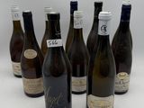 plusieurs bouteilles de vin sont alignées sur une surface blanche