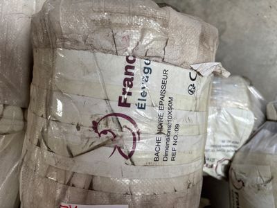 une pile de sacs emballés dans du plastique
