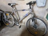 un vélo appuyé contre un mur