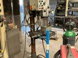 une machine qui se trouve à l'intérieur d'un bâtiment