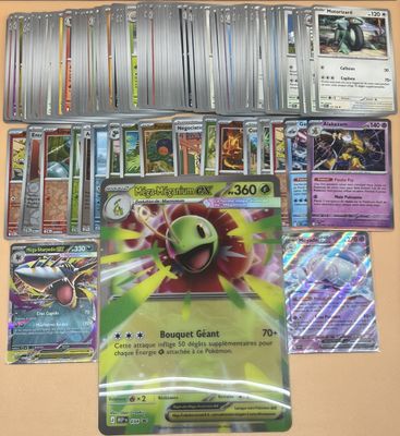 une collection de cartes Pokémon et de cartes posées sur une table