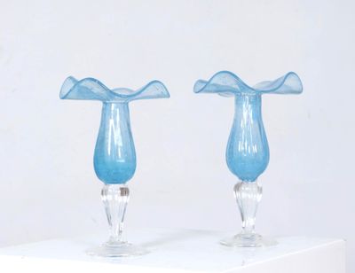 SABA, Biot. Paire de flambeaux en verre bullé teinté bleu et…