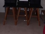 une photo d'un salon avec une table et des chaises