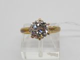 gros plan d'une bague en diamant sur une surface claire