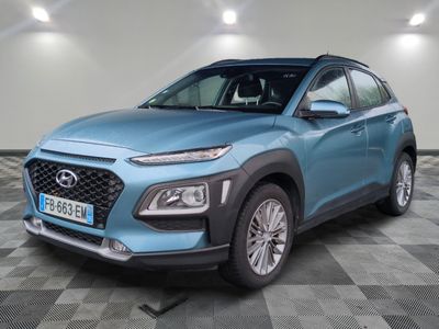 une Hyundai Kona bleue de 2020 garée sur un sol à damier