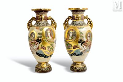 paire de vases ornés de scènes orientales sur fond blanc