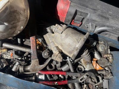 un tas d'outils posé sur une boîte bleue