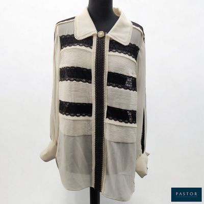 un mannequin vêtu d'une veste rayée noir et blanc