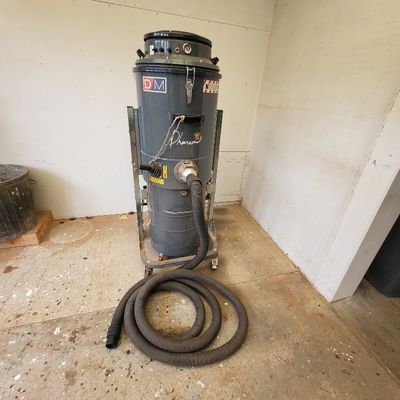 un chauffe-eau et un tuyau d'arrosage dans une pièce