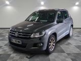 la volkswagen tiguan est garée sur le sol en damier d'un garage