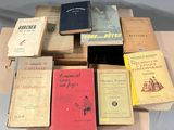 un grand nombre de livres posés sur une table