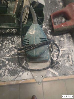 une petite machine posée sur le sol