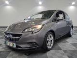 la photo d'une voiture grise garée dans un garage