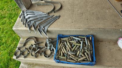 Lot comprenant équerres en aluminium, ressorts, colliers et …