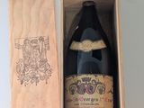 une bouteille de vin dans un coffret en bois sur une table