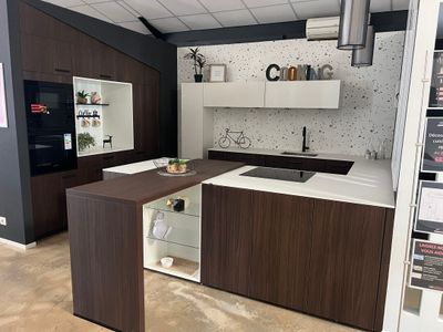 une cuisine équipée d'un évier, d'une cuisinière et de placards
