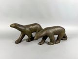 une paire de figurines d'ours polaires en bronze sur fond blanc