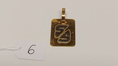 un pendentif en or sur lequel est gravée la lettre z