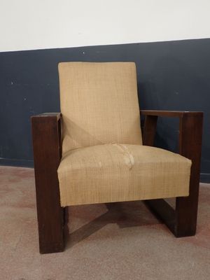 une chaise qui se trouve dans le coin d'une pièce