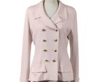 veste rose à boutons dorés sur un torse de mannequin
