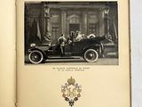 une vieille photo d'une voiture avec des personnes assises à l'intérieur