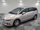 la photo d'une petite voiture argentée garée dans un garage