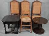 trois chaises et une table sont placées les unes à côté des autres