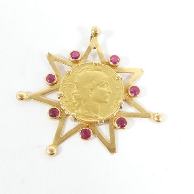 une image représentant un médaillon en or orné du visage d'une femme, entouré de rubis