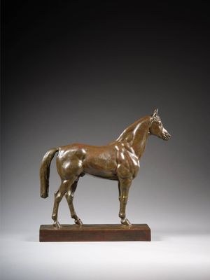 statue en bronze représentant un cheval debout sur un socle en bois