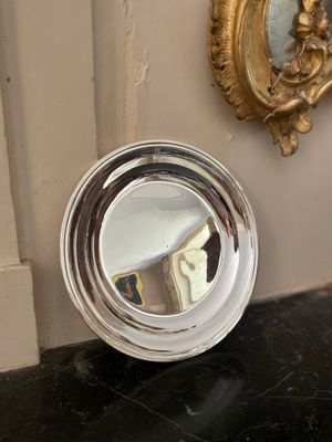 un miroir accroché au mur à côté d'un miroir accroché au mur
