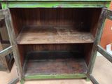 une vieille armoire en bois avec deux étagères et une échelle