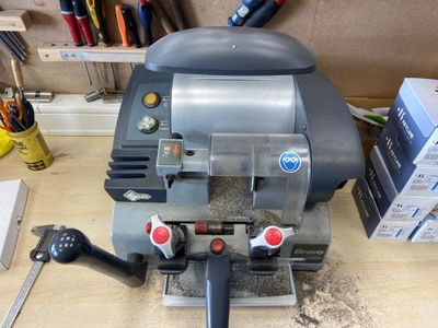 une machine posée sur une table