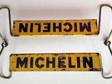 deux panneaux fixés à un crochet